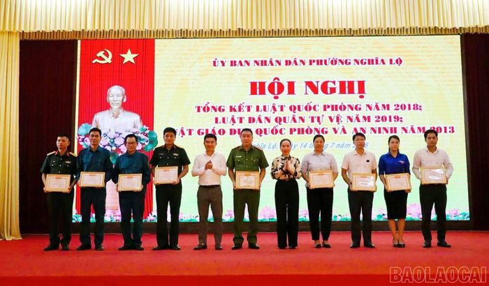  Phường Nghĩa Lộ biểu dương khen thưởng 9 cá nhân có thành tích xuất sắc trong việc thực hiện các luật về quốc phòng, an ninh trên địa bàn. 