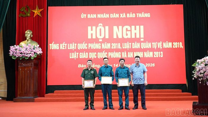 Trao giấy khen cho tập thể và cá nhân có thành tích xuất sắc trong thực hiện 3 luật về quốc phòng, quân sự.