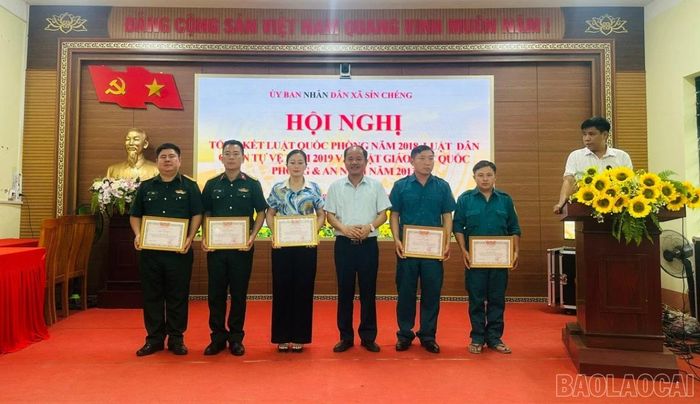 UBND xã Sín Chéng khen thưởng 1 tập thể và 5 cá nhân có thành tích xuất sắc trong thực hiện các luật về quốc phòng, an ninh.