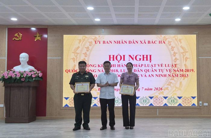Khen thưởng các tập thể và cá nhân có thành tích xuất sắc trong thực hiện Luật Quốc phòng, Luật Dân quân tự vệ và Luật Giáo dục quốc phòng và an ninh.