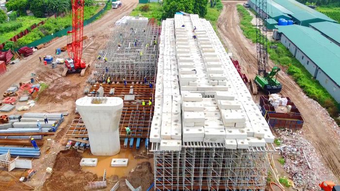 Đơn vị thi công tiến hành thử tải trước khi đúc dầm.