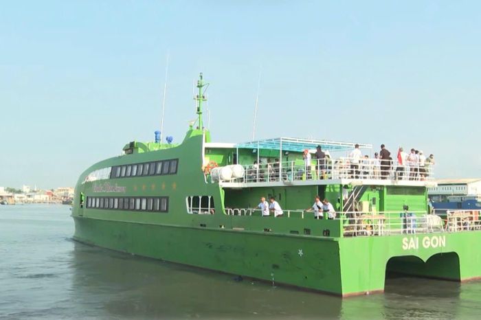 Tàu từ đất liền đi Đặc khu Phú Quý