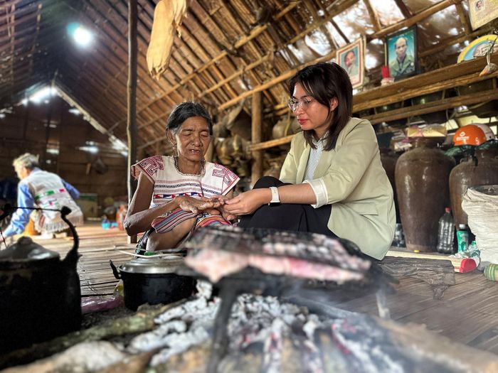 Chị Ka Hương (phải)