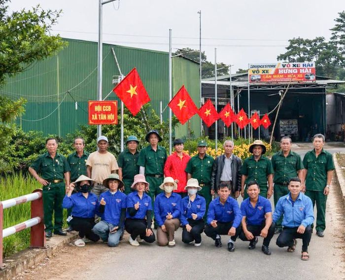 CCB phối hợp cùng thanh niên làm nên những con đường cờ xanh, sạch, đẹp