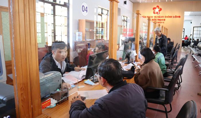 Người dân làm thủ tục tại Trung tâm Phục vụ hành chính công xã Đức Trọng