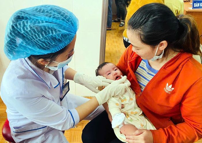Cho trẻ uống OPV phòng bại liệt