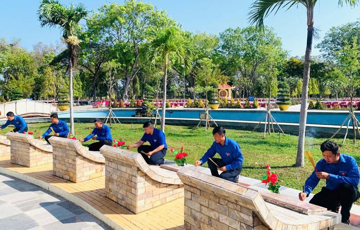 Đoàn viên, thanh niên tri ân các anh hùng liệt sĩ