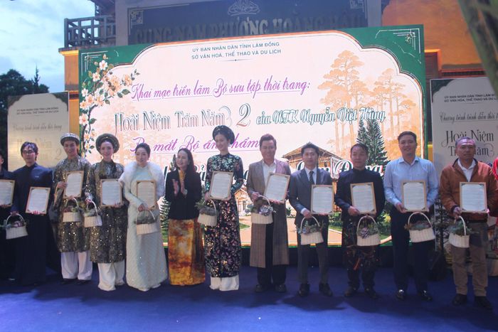 Lãnh đạo Sở Văn hóa, Thể thao và Du lịch Lâm Đồng trao thư cảm ơn cho các tập thể, cá nhân góp tâm sức làm nên chương trình
