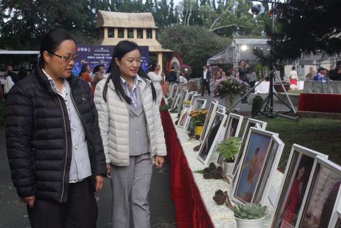 Không gian nghệ thuật của chương trình được mở rộng qua triển lãm 100 hình ảnh về các mẫu thiết kế áo dài