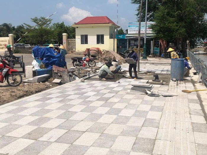 Thi công cải tạo, chỉnh trang hạ tầng hai bên sông Cà Ty trên đường Phạm Văn Đồng (phía sông)