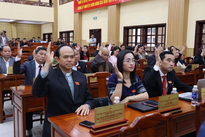 Các đại biểu HĐND tỉnh biểu quyết thông qua các nghị quyết quan trọng tại Kỳ họp thứ tư