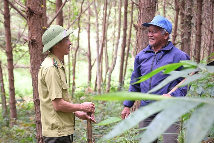 Già làng K’Hô (bên phải) đi đầu trong công tác bảo vệ rừng của đồng bào Mạ ở xã Tà Đùng