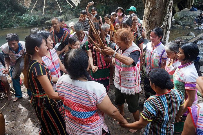 Đồng bào Mạ ở xã Tà Đùng làm Lễ cúng thần rừng