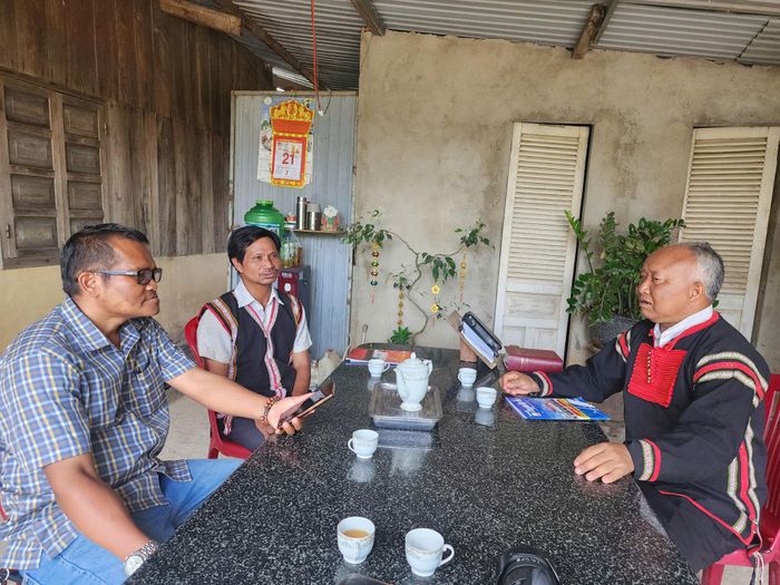 Ông Da Cát Hà Tông (ở giữa), Trưởng Ban Mặt trận thôn Liêng Krắk thường xuyên đến học tập kinh nghiệm làm công tác dân vận của già làng, người uy tín Da Cát Hà Dương