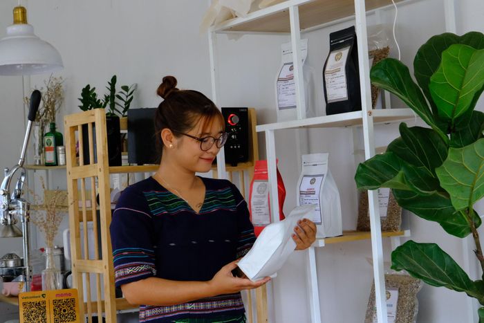 Người dân đồng bào dân tộc thiểu số tại Đưng K'Nớ, xã Đam Rông 4 sản xuất cà phê đạt chuẩn OCOP 3 sao