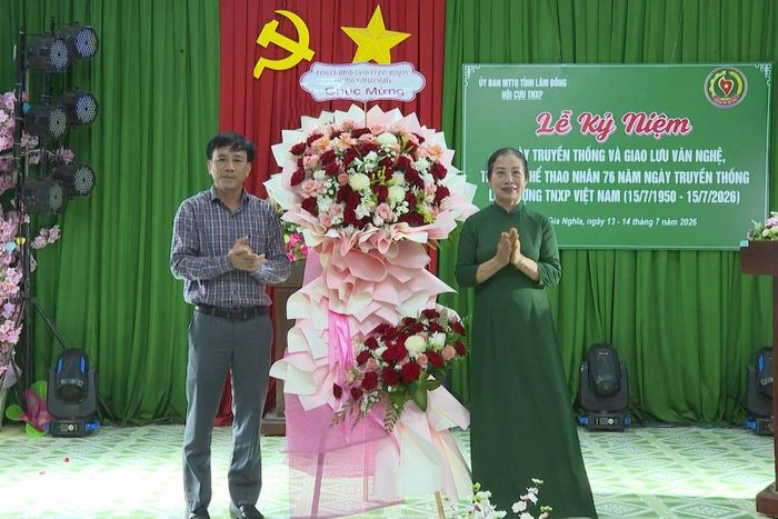 Lãnh đạo địa phương tặng hoa chúc mừng Hội Thanh niên xung phong tỉnh Lâm Đồng
