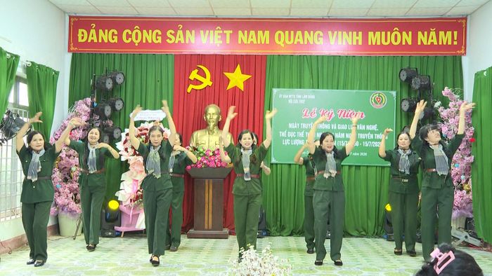 Các cựu thanh niên xung phong giao lưu văn nghệ tại lễ kỷ niệm
