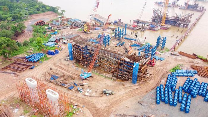 Cầu Trần Hưng Đạo là một trong những dự án giao thông trọng điểm của Hà Nội, có tổng chiều dài khoảng 5,6 km, trong đó phần cầu chính vượt sông Hồng dài gần 900 m.