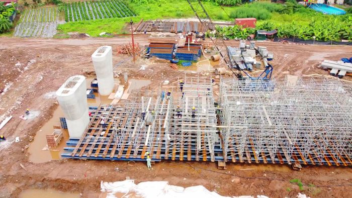 Dầm hộp có ưu điểm nổi bật là khả năng chịu tải lớn, độ cứng cao, chống xoắn tốt và phù hợp với những cây cầu có quy mô lớn, lưu lượng giao thông cao.