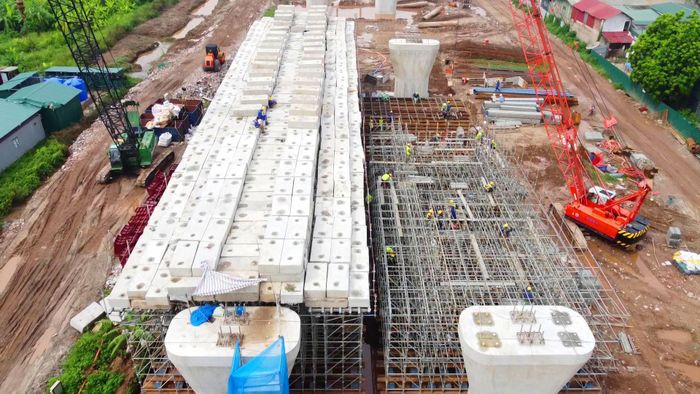 Trước khi tiến hành đổ bê tông dầm hộp, nhà thầu phải hoàn thành công tác lắp dựng hệ thống đà giáo, ván khuôn và thực hiện thử tải.