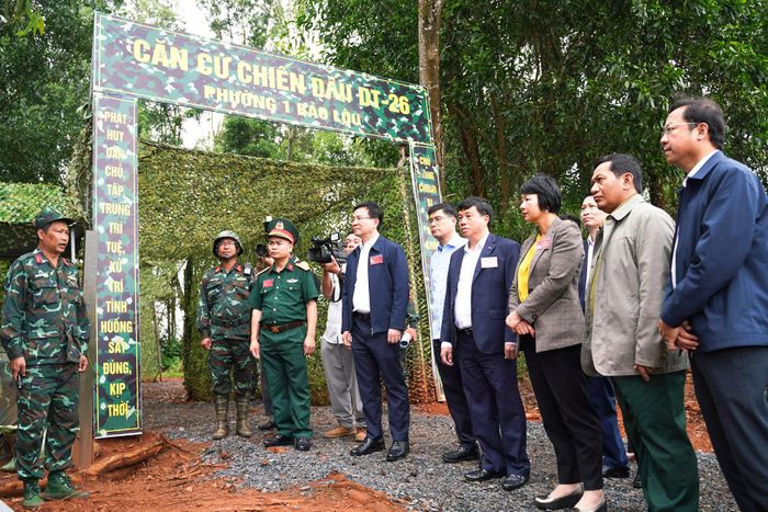 Lãnh đạo tỉnh, đại biểu nghe báo cáo công tác công tác chuẩn bị, bố trí các khu vực diễn tập