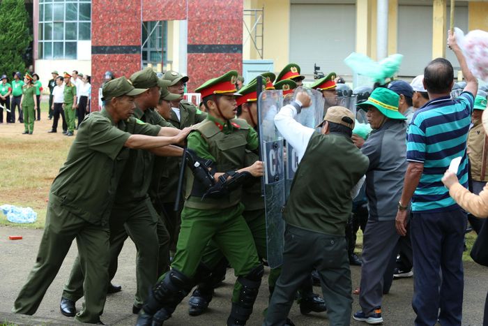 Lực lượng chức năng Phường 1 Bảo Lộc thực binh phương án A2, giải tán đám đông quá khích