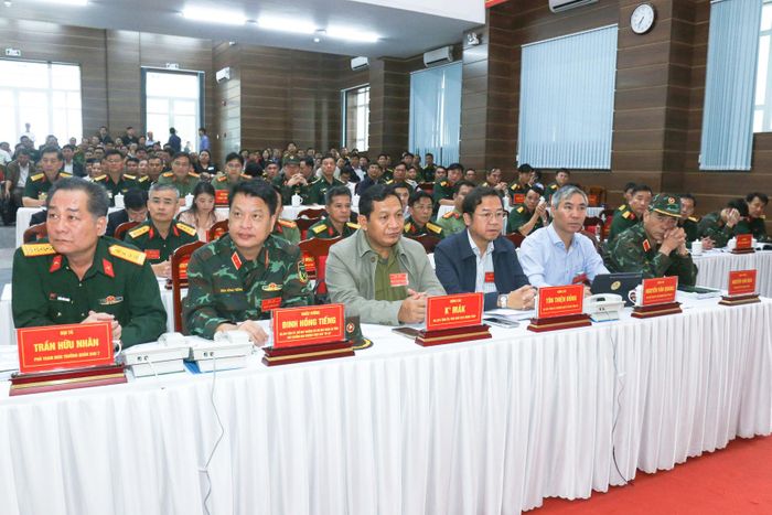 Đại tá Trần Hữu Nhân, Phó Tham mưu trưởng Quân khu 7 cùng các đại biểu tham dự diễn tập