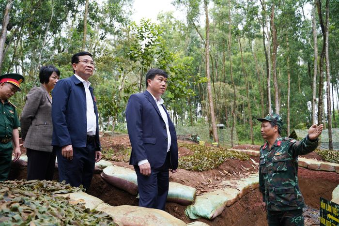 Đại diện các lực lượng tham gia diễn tập báo cáo công tác chuẩn bị, bố trí hầm hào với các đồng chí Thường trực Tỉnh ủy