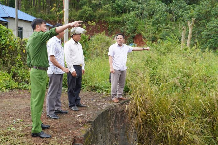 Lãnh đạo UBND xã Trường Xuân kiểm tra, chỉ đạo xử lý vụ việc