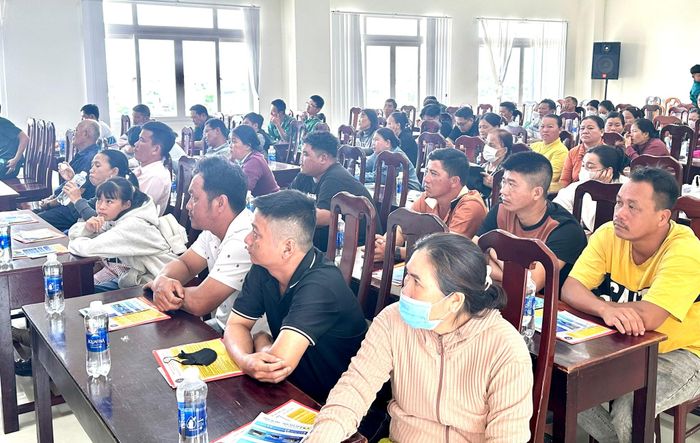 Đông đảo ngư dân tham dự được tuyên truyền, phổ biển về an toàn hàng hải và IUU