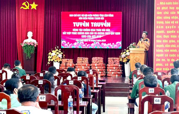 Ngư dân được thông tin về kiến thức an toàn hàng hải