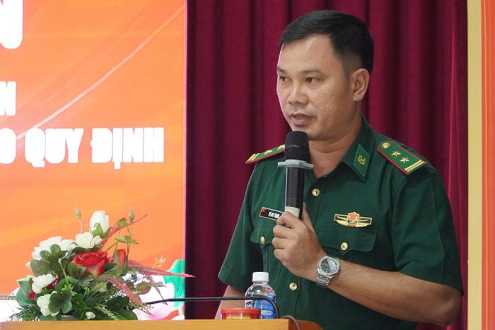 Trung tá Võ Duy Thạnh, Đồn trưởng Đồn Biên phòng Thanh Hải thông tin tuyên truyền đến ngư dân