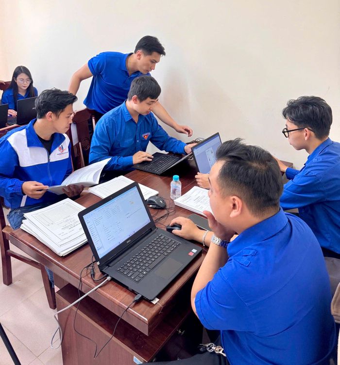 Chuyên viên Văn phòng Đăng ký đất đai khu vực Lạc Dương hướng dẫn, tập huấn hỗ trợ nghiệp vụ số hóa, đối khớp dữ liệu đất đai, dân cư cho đoàn viên, thanh niên các đội hình “Mùa hè số”