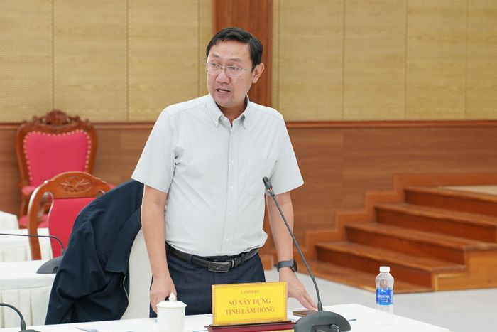 Lãnh đạo Sở Xây dựng nêu ý kiến tại cuộc họp