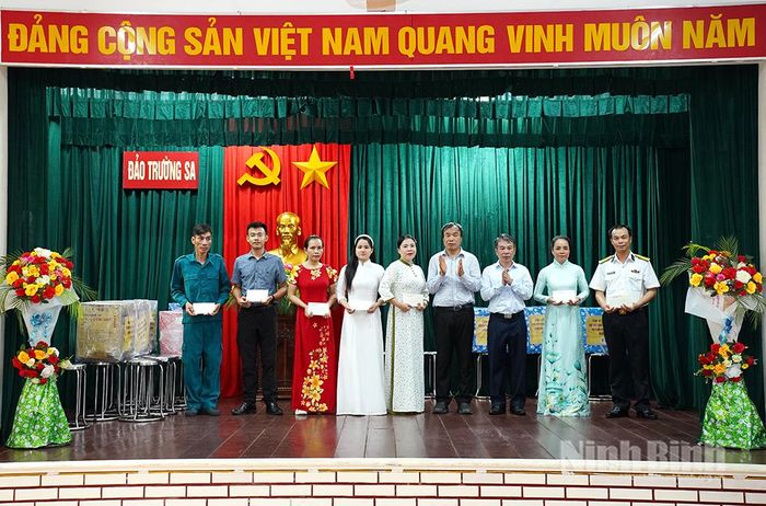 Đoàn công tác tỉnh Ninh Bình tặng quà cho một số hộ dân đang sinh sống trên đảo Trường Sa.