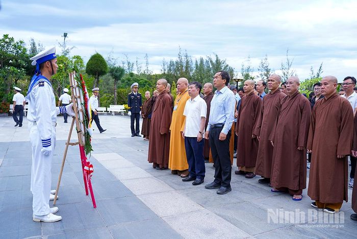 Các đại biểu thực hiện nghi lễ dâng hương tại Khu tưởng niệm Chiến sĩ Gạc Ma.