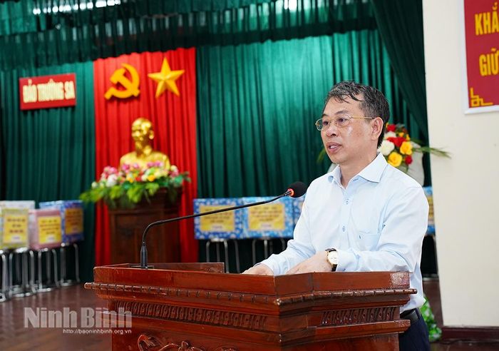 Đồng chí Bùi Hoàng Hà, Ủy viên Ban Thường vụ Tỉnh ủy, Phó Chủ tịch Thường trực HĐND tỉnh phát biểu tại buổi thăm, động viên cán bộ, chiến sĩ đảo Trường Sa.