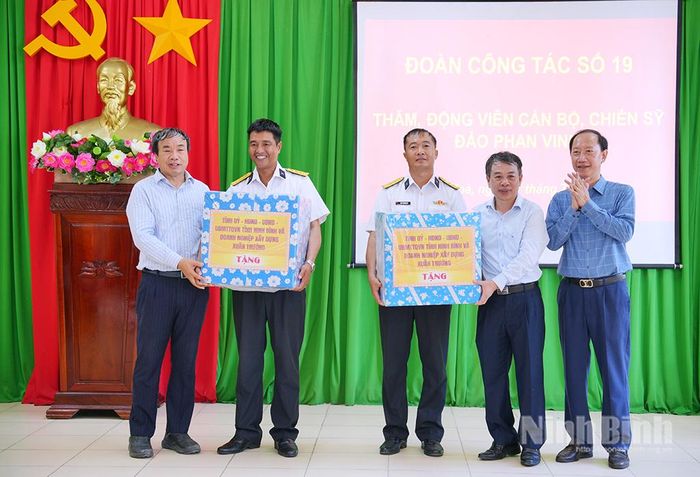 Đoàn công tác tỉnh Ninh Bình thăm, tặng quà cho cán bộ, chiến sĩ đảo Phan Vinh.