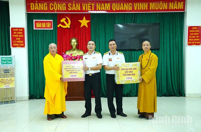 Đại diện Ban Trị sự Giáo hội Phật giáo Việt Nam tỉnh tặng quà cho cán bộ, chiến sĩ đảo Đá Tây A.