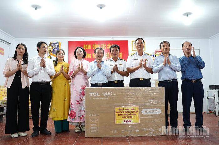 Đoàn công tác tỉnh Ninh Bình thăm, tặng quà cho cán bộ, chiến sĩ đảo Đá Tây A.