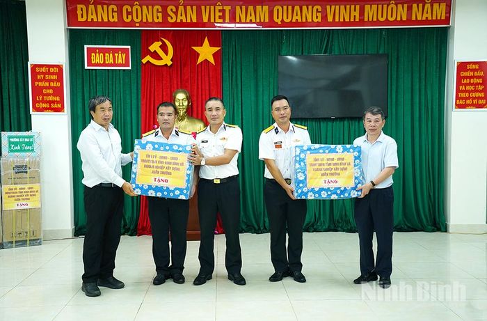 Đồng chí Phó Chủ tịch Thường trực HĐND tỉnh Bùi Hoàng Hà và đại diện Doanh nghiệp Xây dựng Xuân Trường tặng quà cho cán bộ, chiến sĩ tại đảo Đá Tây A.