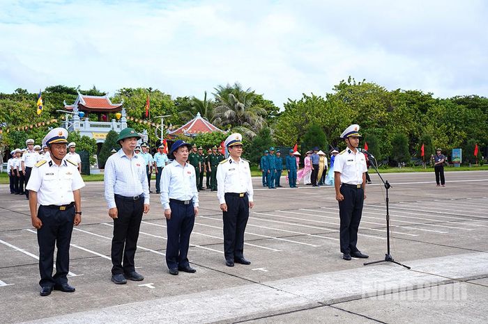 Các đại biểu thực hiện nghi thức chào cờ tại đảo Trường Sa.