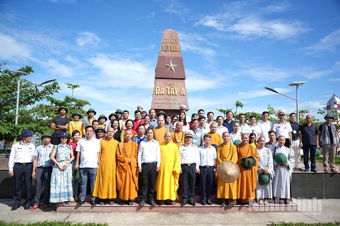 Đoàn công tác của tỉnh chụp ảnh lưu niệm tại cột mốc chủ quyền đảo Đá Tây A.