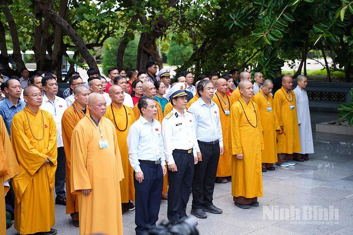 Các đại biểu thắp hương tại khu tưởng niệm các Anh hùng liệt sĩ trên đảo Trường Sa.