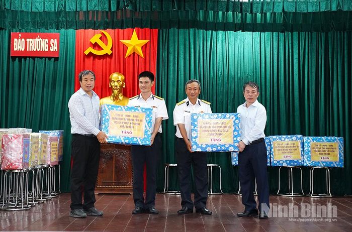 Đồng chí Phó Chủ tịch Thường trực HĐND tỉnh Bùi Hoàng Hà và đại diện Doanh nghiệp Xây dựng Xuân Trường tặng quà cho cán bộ, chiến sĩ tại đảo Trường Sa.