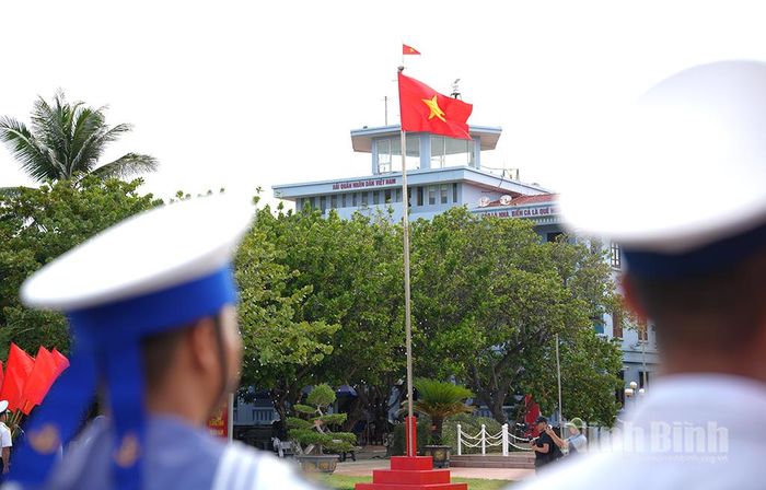 Lá cờ Tổ quốc tung bay tại đảo Trường Sa.