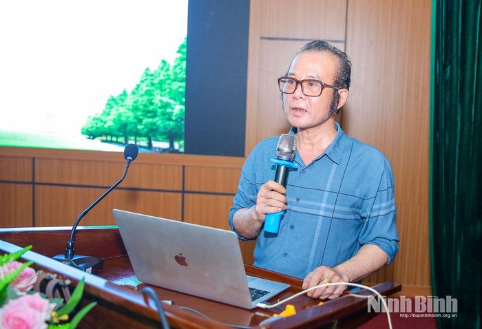 Đồng chí Nguyễn Minh Tú, Phó Viện trưởng Viện Quản lý xây dựng và đô thị - Học viện Chiến lược, Bồi dưỡng cán bộ xây dựng trình bày các nội dung của lớp tập huấn.