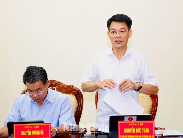 Đồng chí Nguyễn Đức Toàn, Ủy viên Ban Thường vụ Tỉnh ủy, Trưởng Ban Tuyên giáo và Dân vận Tỉnh ủy phát biểu tại hội nghị.