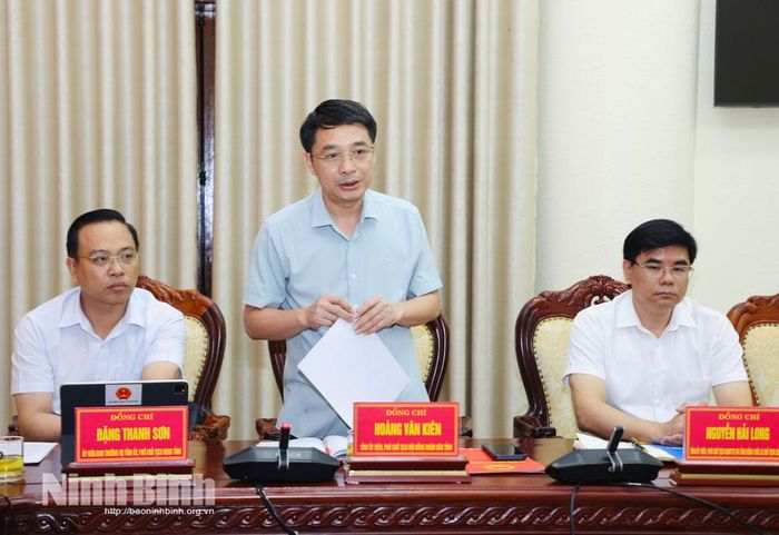 Đồng chí Hoàng Văn Kiên, Tỉnh ủy viên, Phó Chủ tịch HĐND tỉnh phát biểu tại hội nghị.
