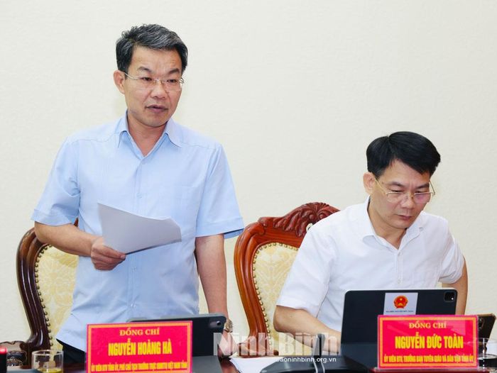 Đồng chí Nguyễn Hoàng Hà, Ủy viên Ban Thường vụ Tỉnh ủy, Phó Chủ tịch Thường trực Ủy ban Mặt trận Tổ quốc Việt Nam tỉnh phát biểu tại hội nghị.